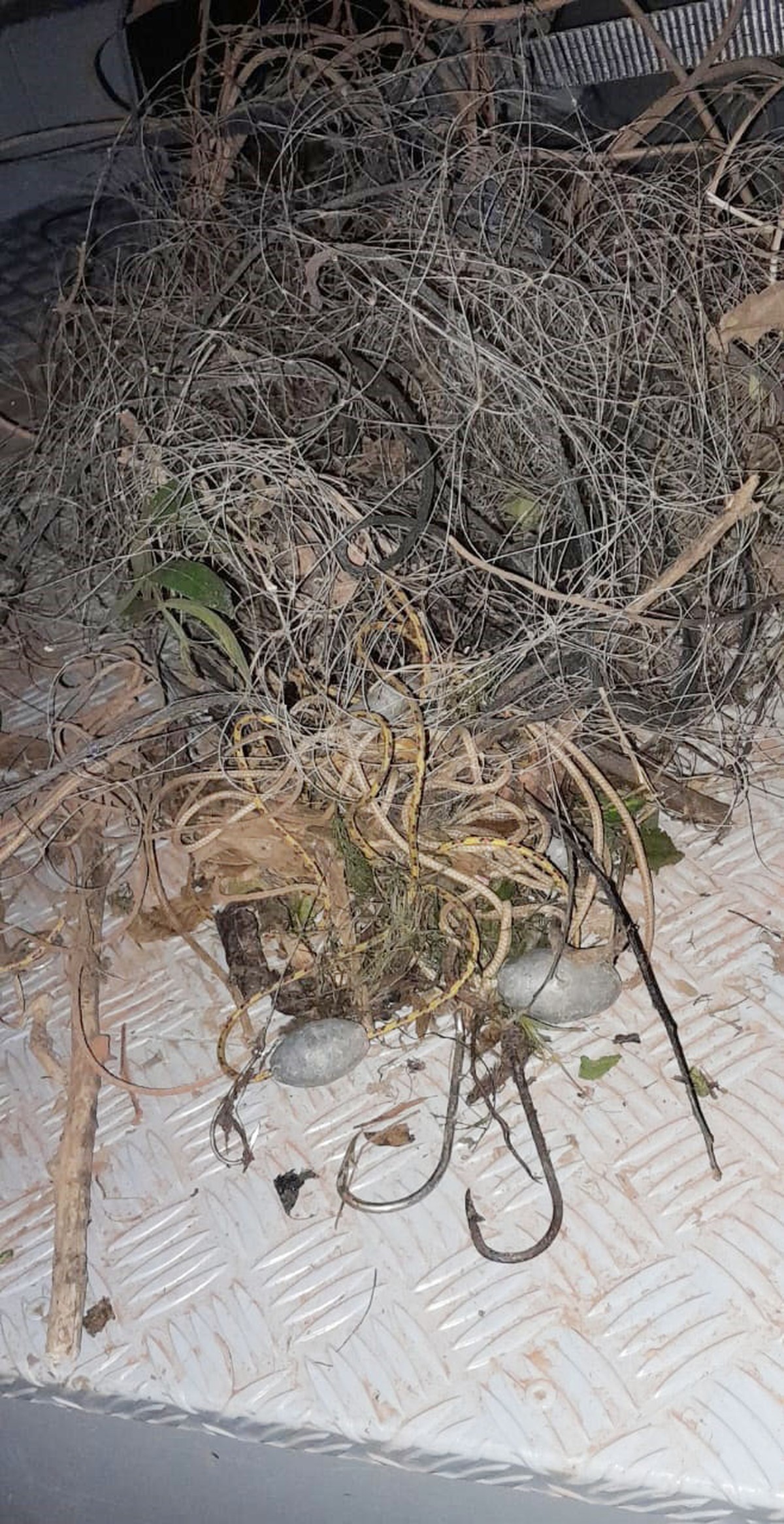 Operação Piracema recolhe redes de pesca e anzóis armados sem identificação no Rio Aguapeí