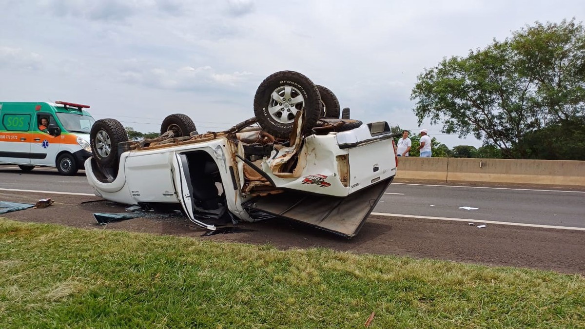 Capotamento de caminhonete deixa três pessoas feridas no Rodovia Raposo Tavares, em Presidente Epitácio