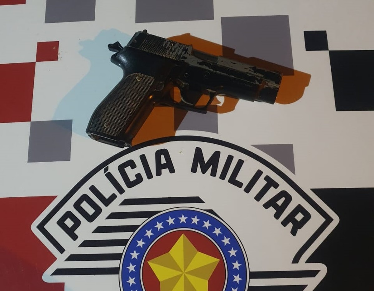 Homem tenta esconder arma falsa na cintura e é descoberto pela Polícia Militar, em Mariápolis