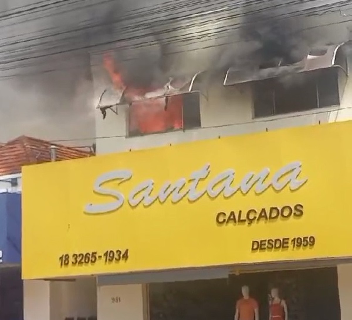 Incêndio atinge parte superior de loja de calçados em Rancharia