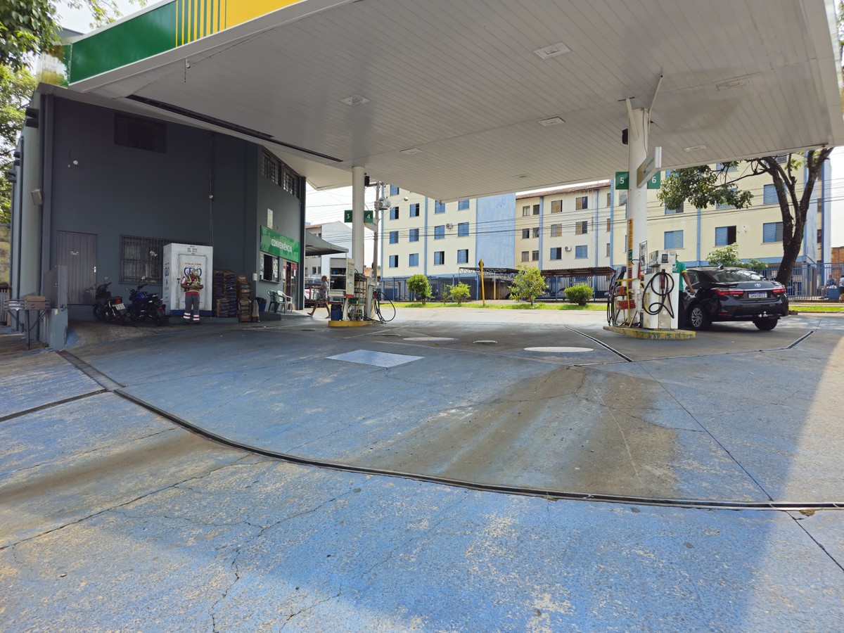 Dupla ameaça frentista com arma e rouba conveniência de posto de combustíveis, em Presidente Prudente