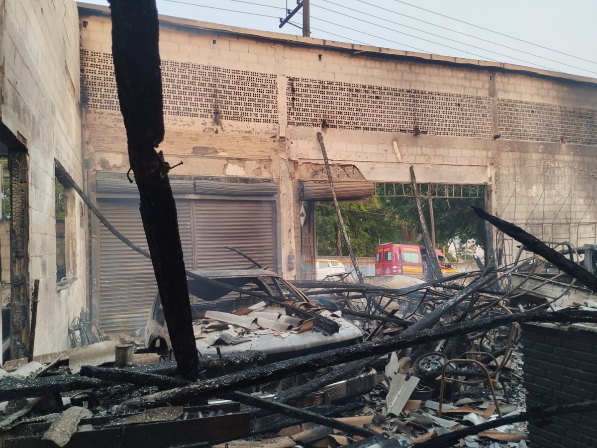 Incêndio destrói mais de 10 veículos em loja de peças na Avenida Brasil