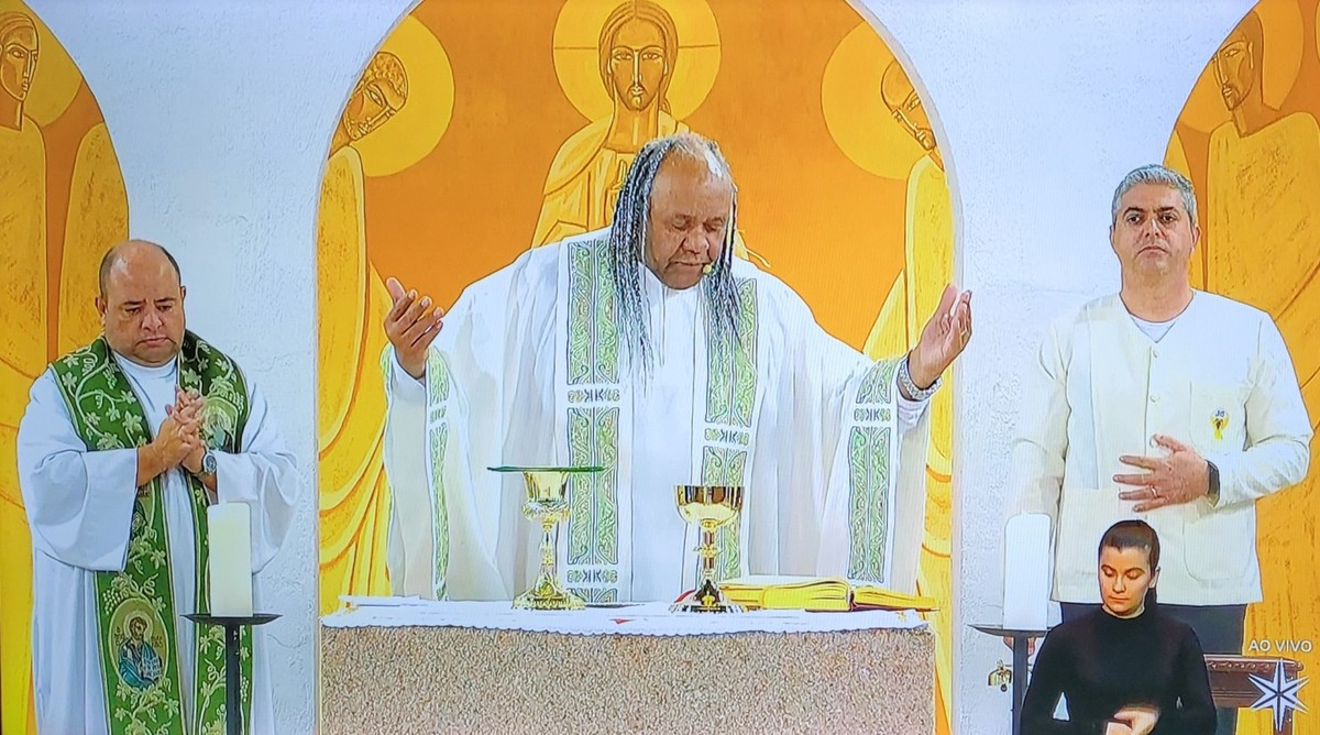 Com cabelo trançado e túnicas, padre celebra origem de suas raízes na igreja e na vida: ‘Um jeito de expressar minha africanidade’