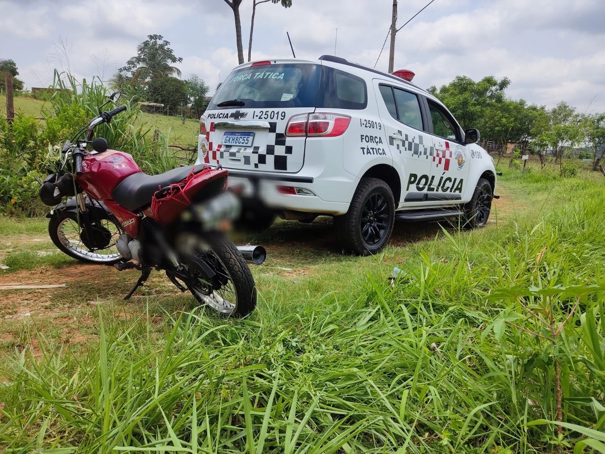 Com motocicleta furtada, rapaz consegue escapar de abordagem policial e abandona veículo na zona rural de Dracena