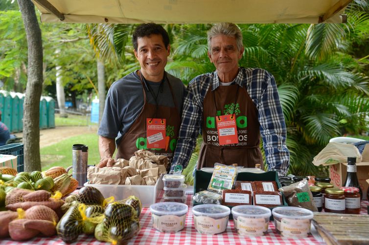 Rio de Janeiro (RJ), 21/11/2023 – O produtor de mel, Marcus André e o agricultor Francisco Asturiano no stand da dupla, com produtos da agricultura familiar, no Festival de Arte e Cultura da Agroecologia, no Passeio Público, no centro do Rio de Janeiro. Foto: Tomaz Silva/Agência Brasil