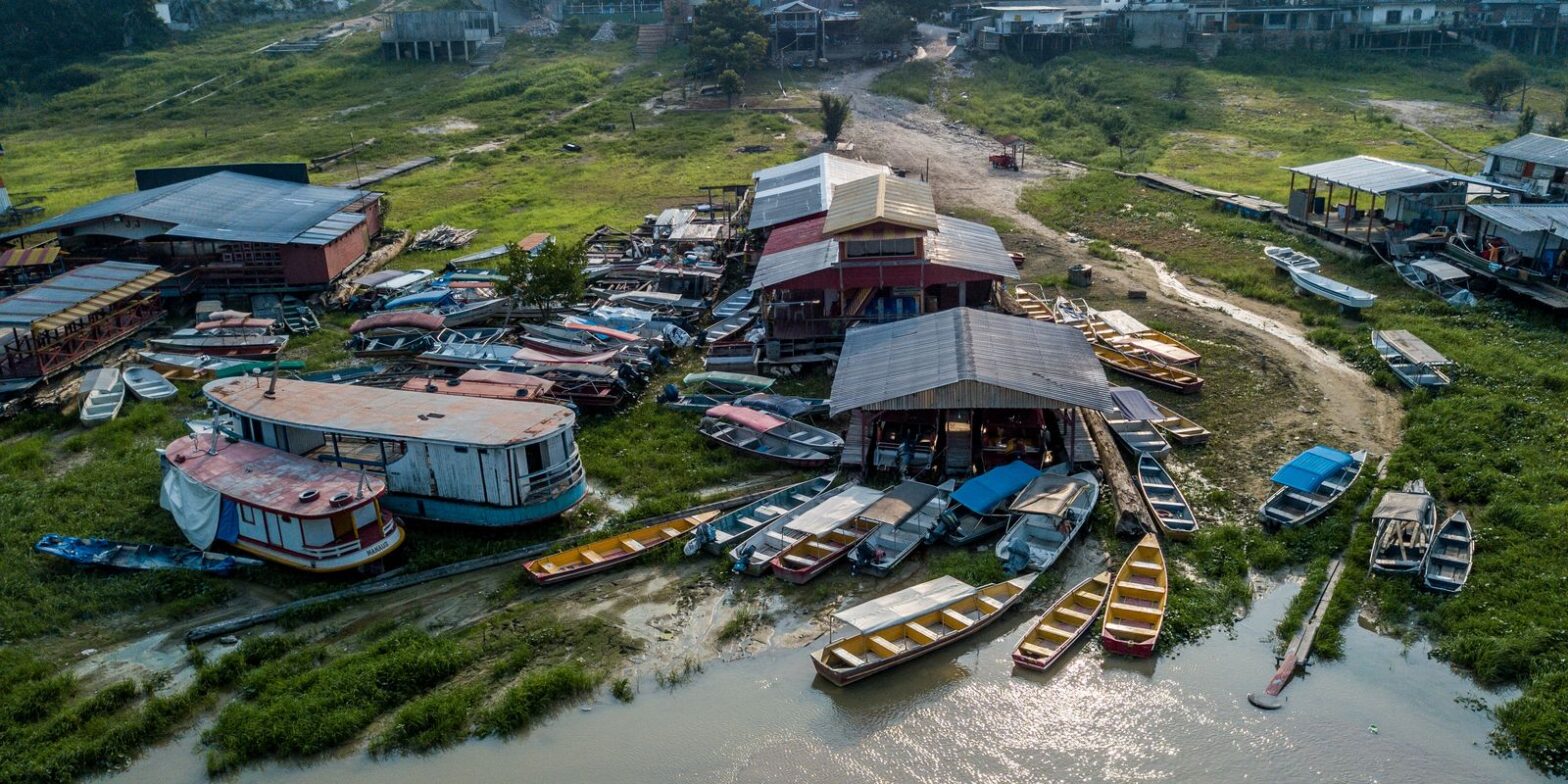 Rio Negro sobe lentamente e pescadores esperam retomar rotina