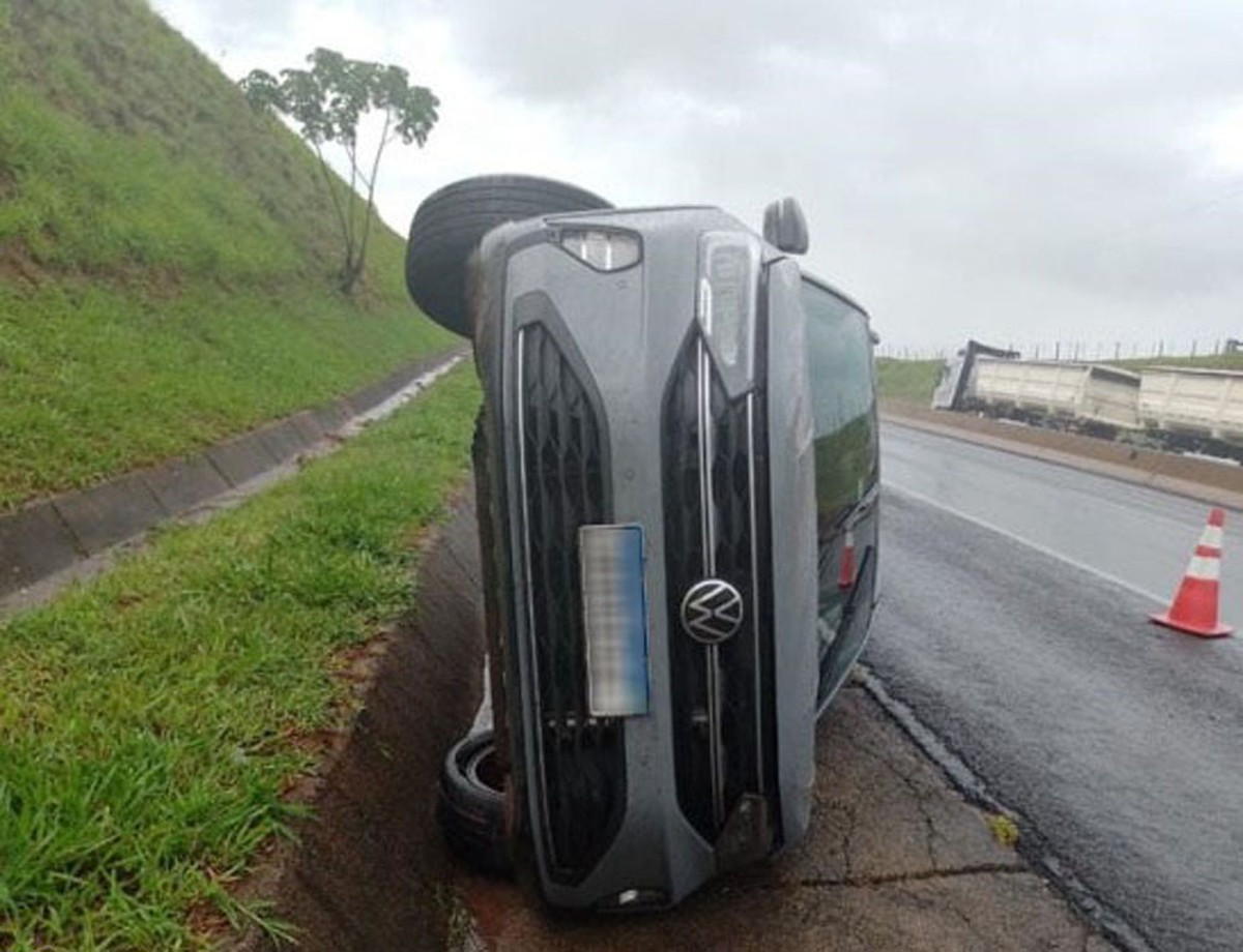 Ao tentar mudar de faixa, motorista perde o controle da direção, bate em canaleta e tomba carro, em Piquerobi