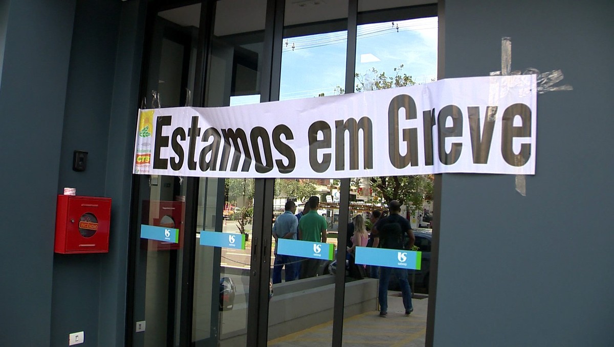 Trabalhadores da Sabesp participam de greve contra a privatização dos serviços de saneamento básico, em Presidente Prudente