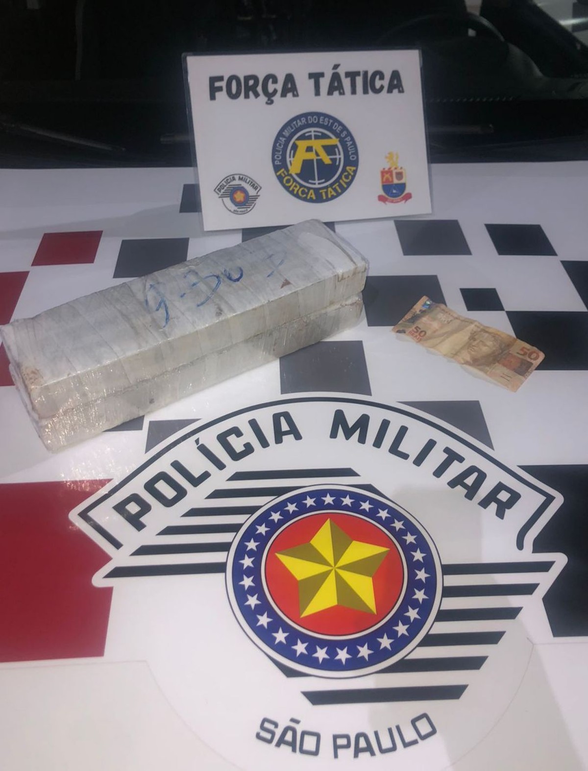 Motociclista chama atenção de policiais ao trafegar com farol desligado e é preso com porções de cocaína e maconha