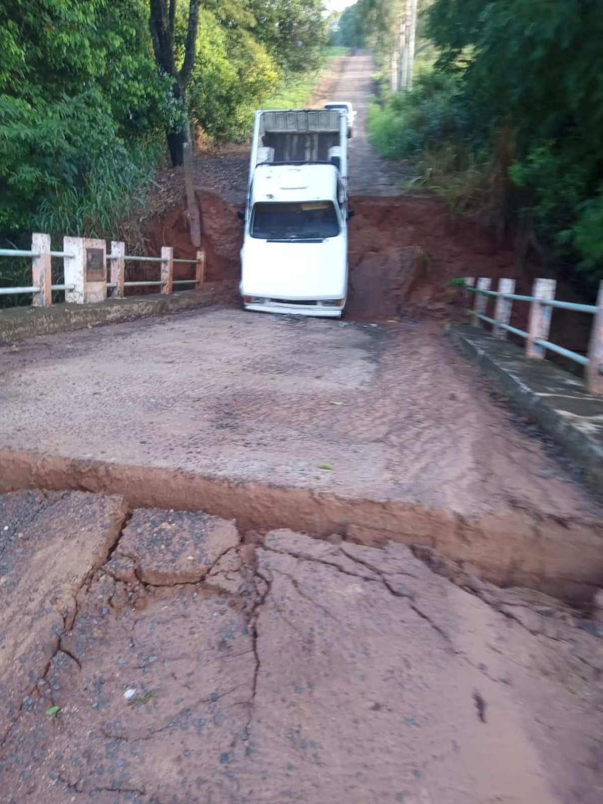 Após chuva intensa, cabeceira de ponte cede e caminhonete fica enroscada em Salmourão | Presidente Prudente e Região