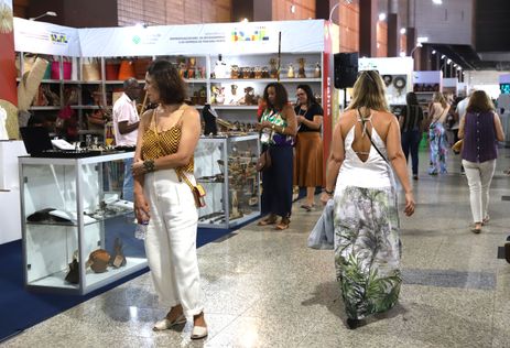 Brasília (DF), 16.11.2023 - 16º Salão do Artesanato no Shopping Pátio Brasil, em Brasília, onde o público vai encontrar trabalhos em cerâmica, madeira, fios, capim, palha, metal, rendas, bordados, etc. A entrada é franca. Foto: Antonio Cruz/Agência Brasil