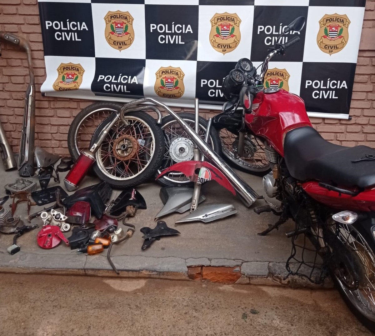 Polícia Civil cumpre mandados de busca domiciliar e apreende peças de motocicletas em desmanche informal, em Teodoro Sampaio | Presidente Prudente e Região