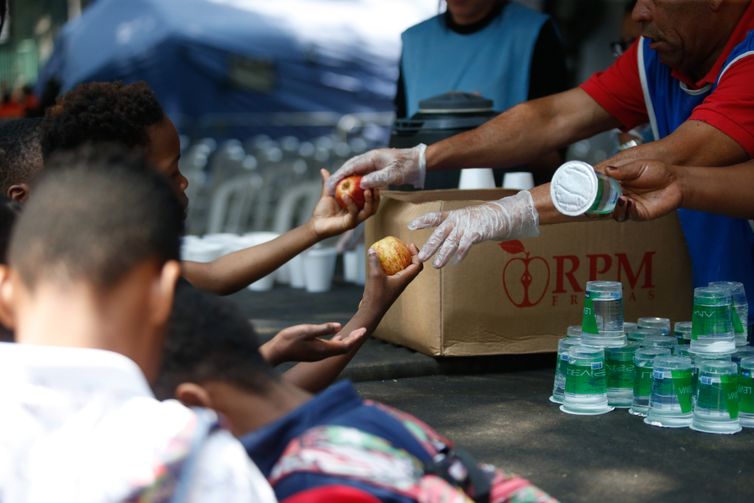 São Paulo SP, 21/09/2023,  Operação Altas Temperaturas, da prefeitura de São Paulo, na Praca da Republica, distribui agua e frutas para pessoas em situação de vulnerabilidade para amenizar o impacto do calor previsto para os próximos dias.
Foto Paulo Pinto/Agência Brasil