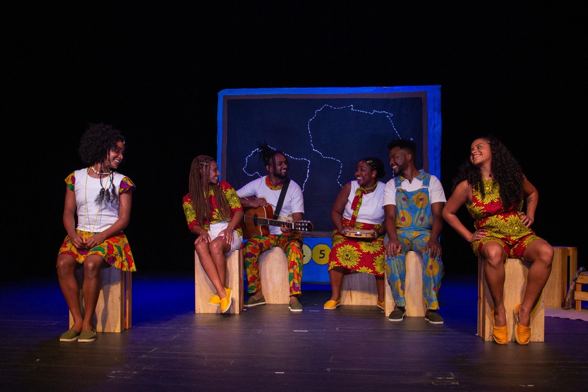 Espetáculo de literatura incentiva crianças e adultos a pensarem sobre o racismo de forma lúdica