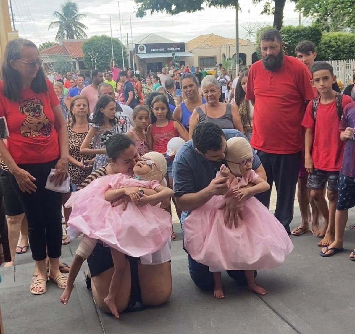 Sob forte emoção, Piquerobi faz festa para receber de volta as irmãs siamesas Allana e Mariah, após três anos de tratamento para separação craniana | Presidente Prudente e Região