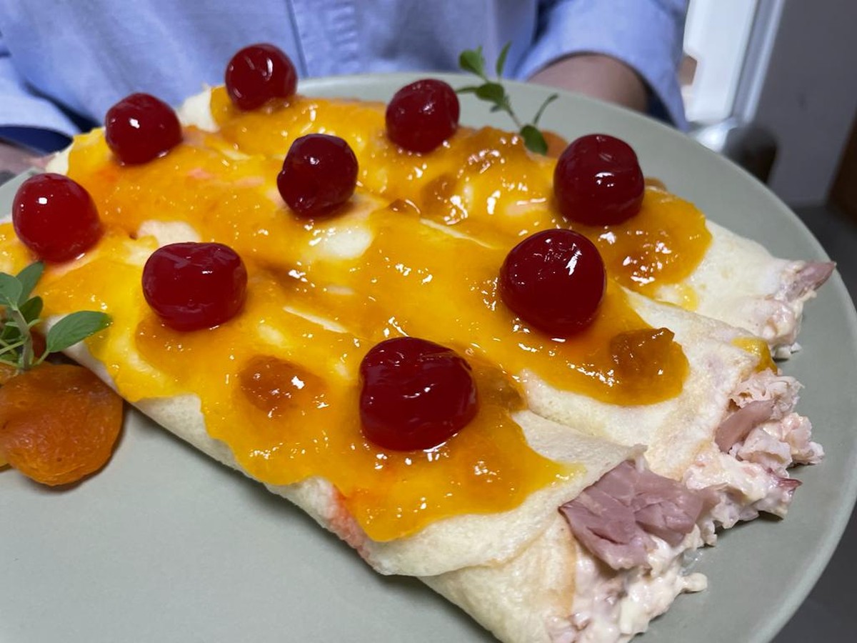 Livre de glúten e lactose, panqueca com recheio de frango leva geleia de damasco na finalização