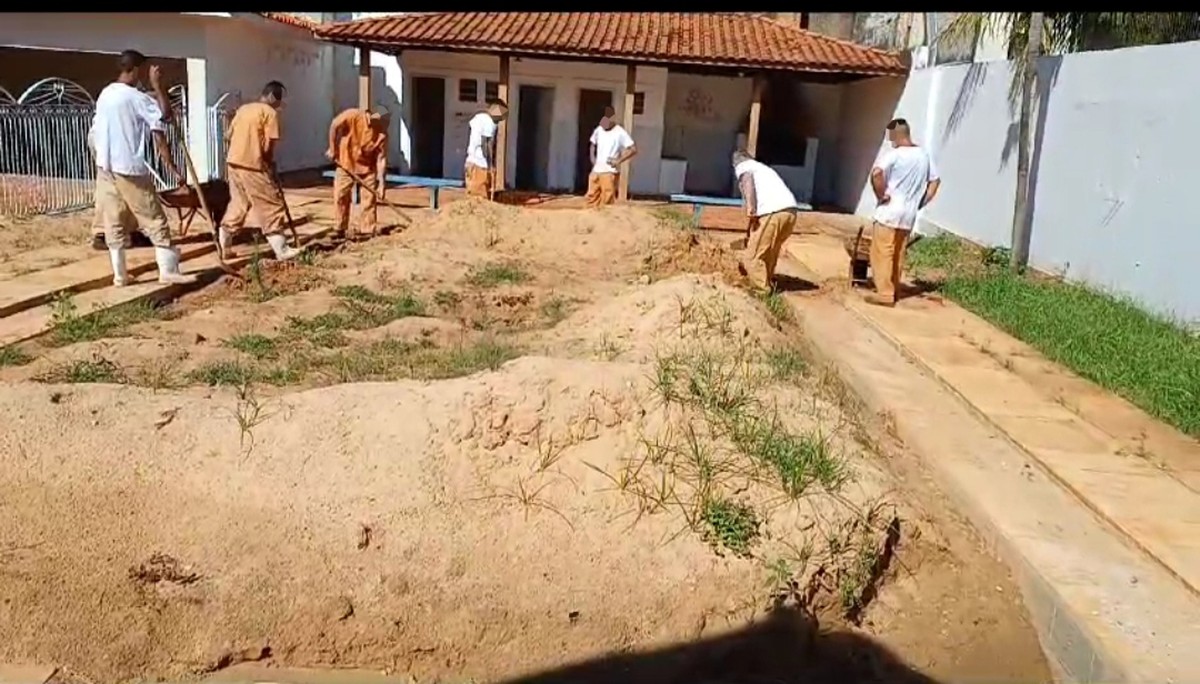 Presos do regime semiaberto realizam pintura e manutenção na sede de entidade assistencial em Presidente Venceslau