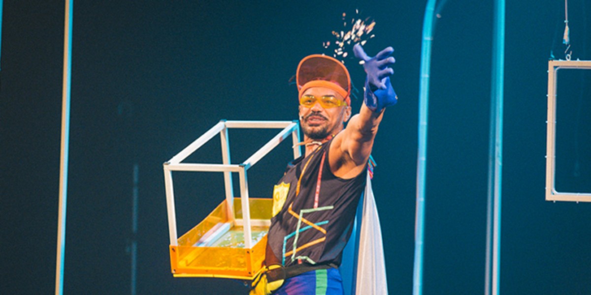 Espetáculo 'O Pequeno Herói Preto' interliga cultura africana à ficção científica, em Presidente Prudente