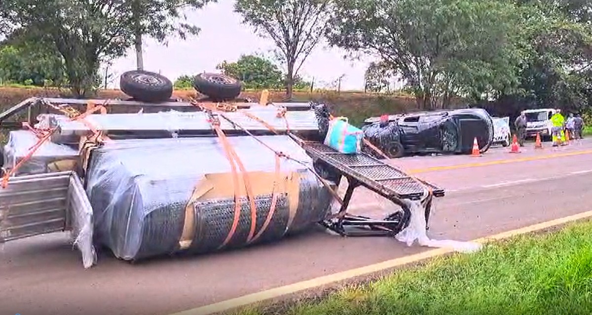 Caminhonete capota e desprende reboque na Rodovia General Euclides da Cunha Figueiredo