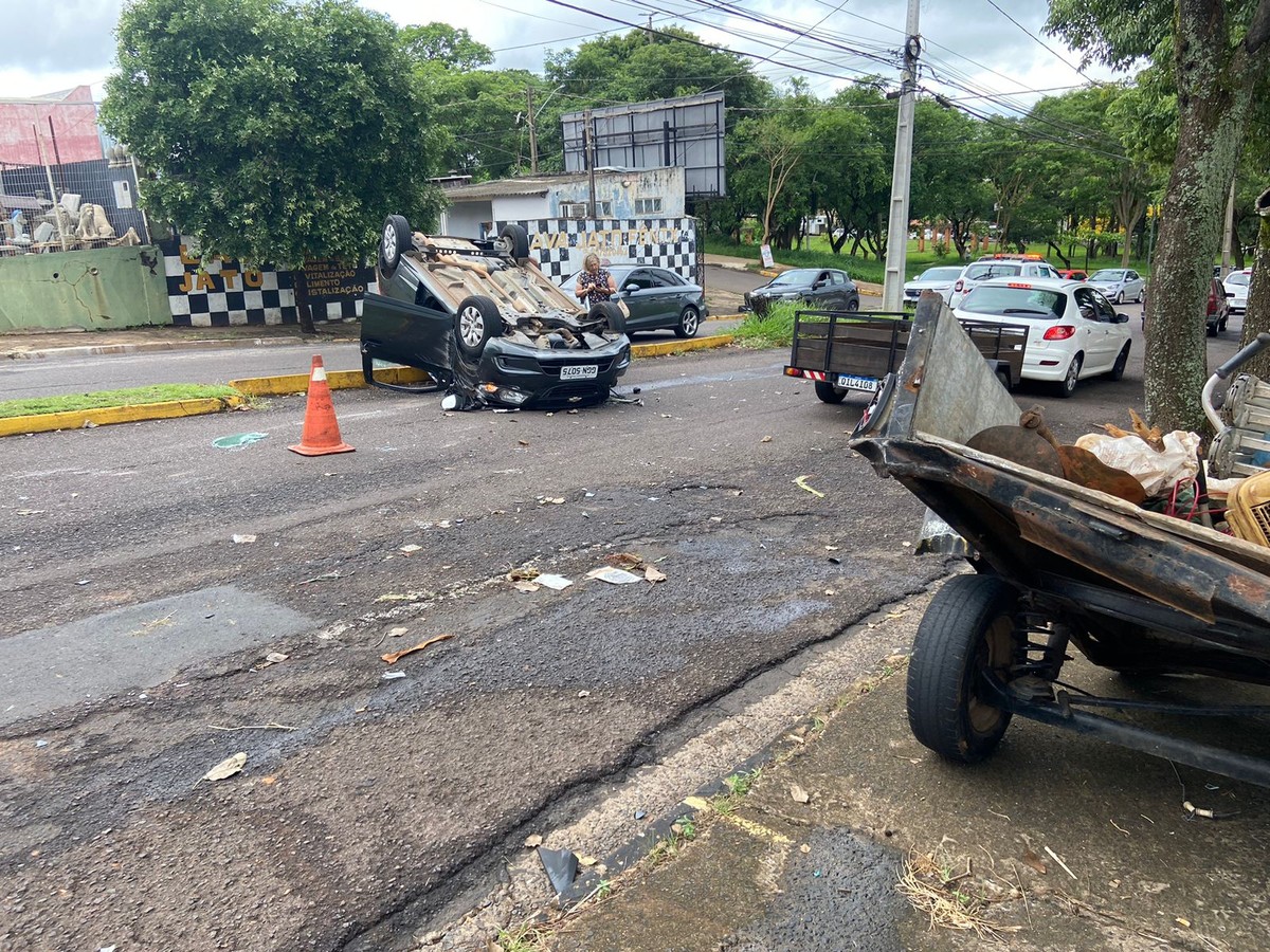 Motorista fica ferida após capotar carro na Avenida da Saudade, em Presidente Prudente