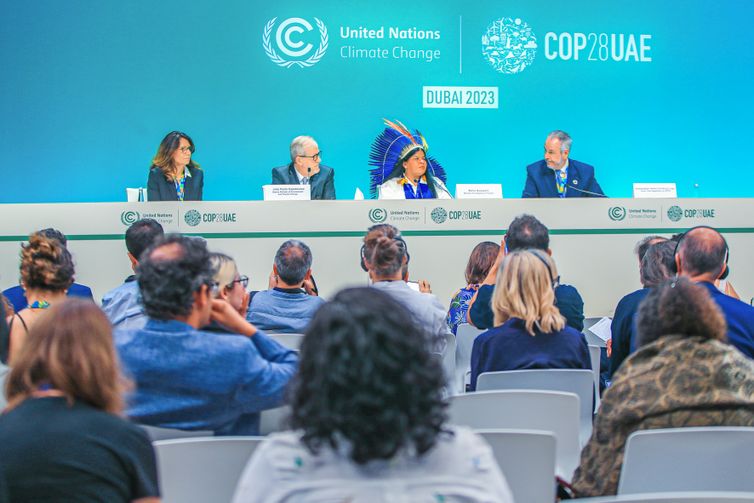 Estevam/Audiovisual/PR Brasília (DF) 06/12/2023 – COP-28: Coletiva de imprensa com a Ministra dos Povos Indígenas, Sonia Guajajara, junto ao Secretário para Clima, Energia e Meio Ambiente do Ministério das Relações Exteriores, Emb. André Corrêa do Lago, a Secretária Nacional de Mudanças do Clima do Ministério do Meio Ambiente, Ana Toni e o secretário-executivo do Ministerio do Meio Ambiente, João Paulo Capobianco.
Foto: Estevam/Audiovisual/PR
