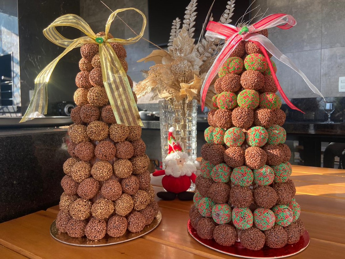 Pinheiro feito com brigadeiros de chocolate temáticos promete ser destaque em ceia natalina