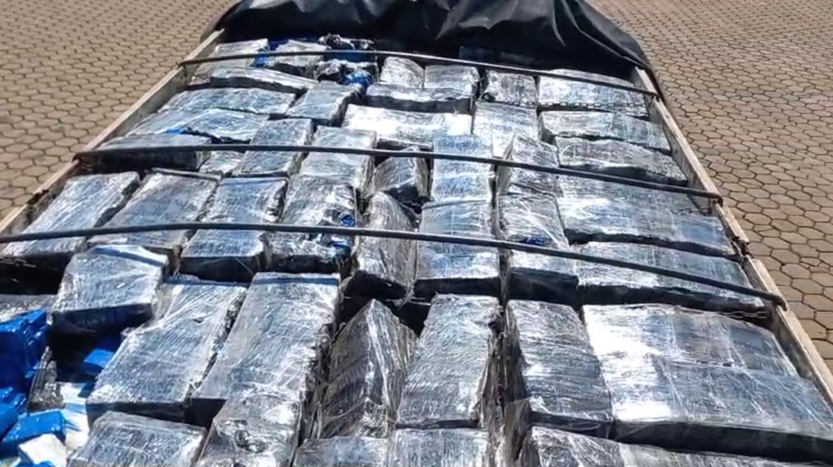 Fiscalização prende motorista de carreta e ‘batedor’ que faziam transporte de grande quantidade de maconha na SP-425