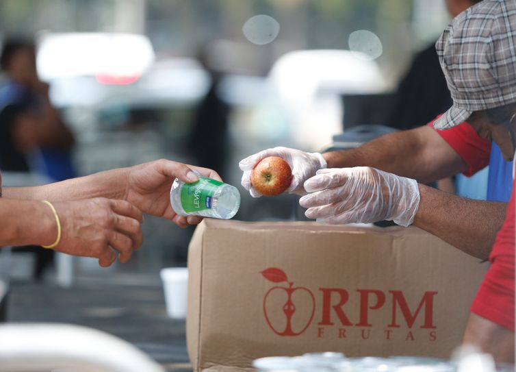 São Paulo SP, 21/09/2023,  Operação Altas Temperaturas, da prefeitura de São Paulo, na Praca da Republica, distribui agua e frutas para pessoas em situação de vulnerabilidade para amenizar o impacto do calor previsto para os próximos dias.
Foto Paulo Pinto/Agência Brasil