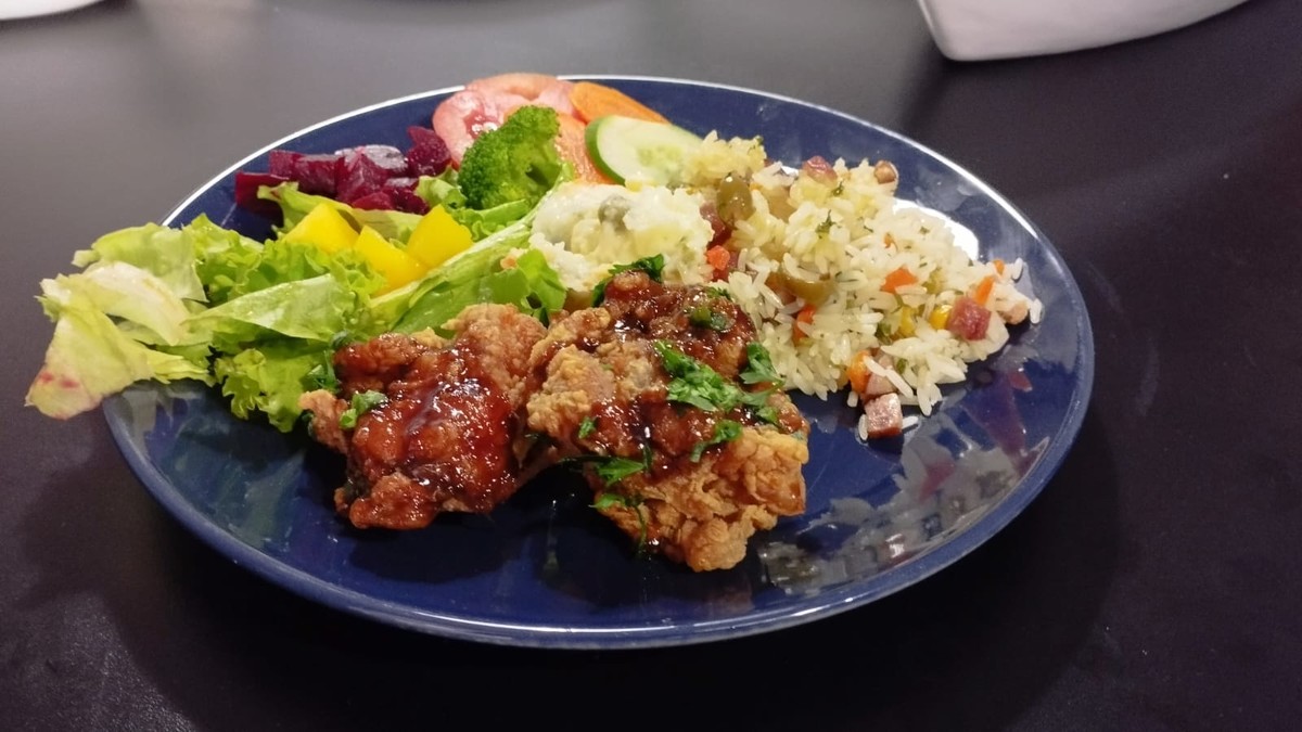 Prato típico da culinária japonesa, Frango Karaguê acompanha molho especial de shoyu