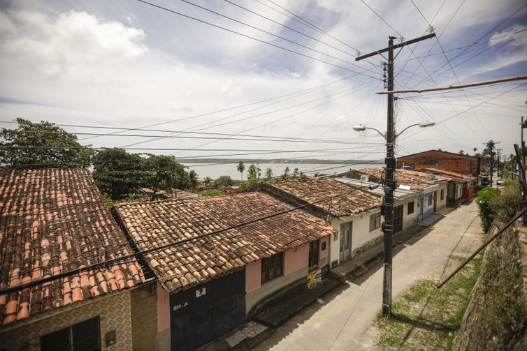 Maceió (AL) 16/12/2023 – Os esquecidos pela Braskem – Vista de casas no bairro Flexal de Baixo, nas proximidades da mina n°18 da mineradora Baskem na lagoa de Mundaú.
Foto: Joédson Alves/Agência Brasil