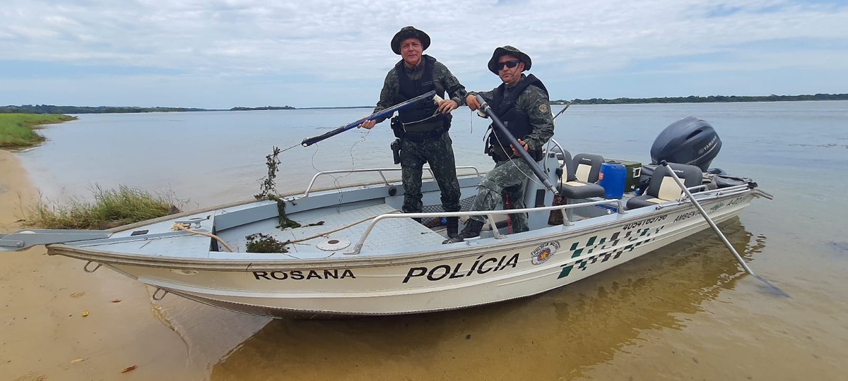 Polícia Ambiental persegue embarcação e apreende equipamentos de pesca subaquática durante Operação Piracema