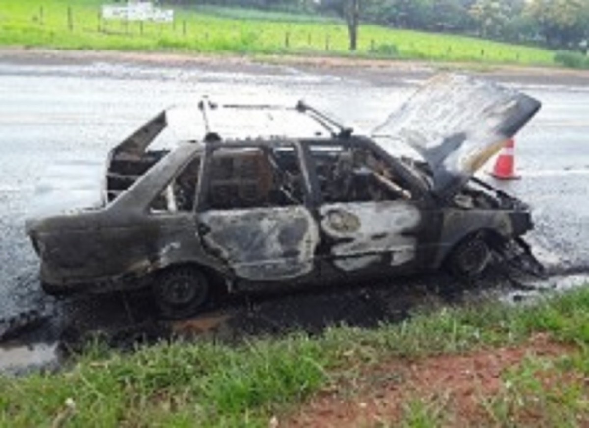 Com suspeita de pane elétrica, carro pega fogo e fica totalmente destruído na Rodovia Assis Chateaubriand, em Parapuã