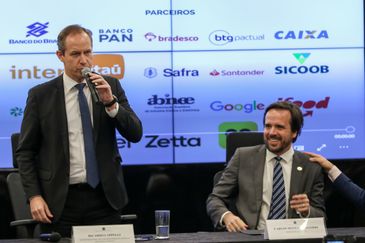 Brasília(DF), 19/12/2023 - O Secretário-executivo do MJ Ricardo Cappelli, e o presidente da Anatel, Carlos Manuel Baigorri, no lançamento do site e aplicativo Celular Seguro. Foto:Wilson Dias/Agência Brasil
