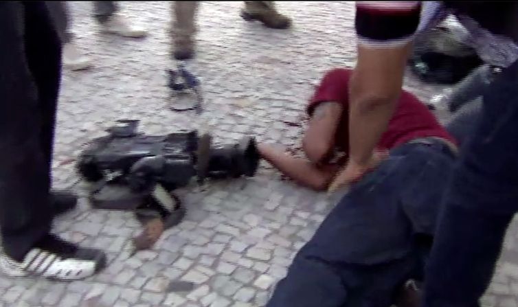 Rio de Janeiro - Cinegrafista da TV Bandeirantes é  ferido em protesto contra aumento de passagem de ônibus. Ele está internado em estado grave (Reprodução/TV Brasil)