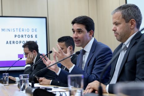 Brasília (DF), 18/12/2023, O CEO da Gol linha aéreas, Celso Ferrer, o diretor-presidente substituto da Agência Nacional de Aviação Civil, Tiago Pereira, o ministro de Portos e Aeroportos, Silvio Costa Filho, o secretário nacional de aviação civil do ministério de portos e aeroportos, Juliano Noman, durante entrevista coletiva para apresentar e detalhar as medidas da primeira etapa do plano de universalização do transporte aéreo.  Foto: Jose Cruz/Agência Brasil