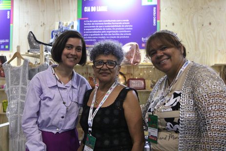 Rovena Rosa/Agência Brasil São Paulo (SP), 02/12/2023 - As artesãs Jussara Rosa, Chica Rosa e Adiane Piau, da Cia do Lacre, participam da feira nacional de negócios Expo Favela Innovation, no Expo Center Norte. Foto: Rovena Rosa/Agência Brasil