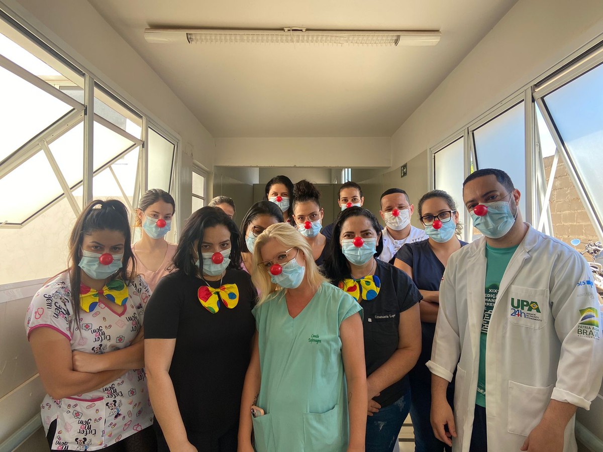 Em protesto silencioso contra demissão em massa, funcionários da UPA da Zona Norte se vestem de palhaços em Presidente Prudente | Presidente Prudente e Região