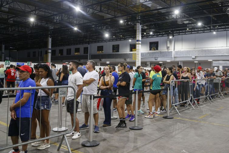 São Paulo  (SP) 27/12/2023 .- Os kits para a corrida de São Silvestre, que ocorre neste domingo (31) em São Paulo, começam a ser entregues no Expo Center Norte, no Pavilhão Azul. Corredor Francisco que irá correr fantasiado de boxeador. 
Foto: Paulo Pinto/Agência Brasil