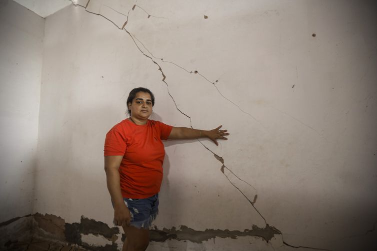 Maceió (AL) 16/12/2023 – Os esquecidos pela Braskem – Joicye Evaristo mostra uma parede em sua residência rachada devido ao rompimento da mina n°18 da mineradora Baskem na lagoa de Mundaú, no bairro Flexal de Baixo.
Foto: Joédson Alves/Agência Brasil