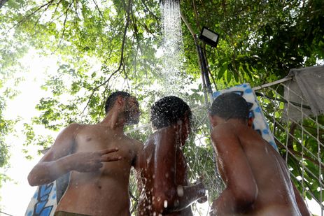 Rio de Janeiro (RJ), 16/11/2023 - Moradores do Complexo da Maré se refrescam com chuveiros e piscinas improvisadas nas ruas da comunidade. A sensação térmica na cidade do Rio de Janeiro voltou a superar os 50 graus Celsius (°C), com a onda de calor que atinge boa parte do Brasil. Foto: Tânia Rêgo/Agência Brasil