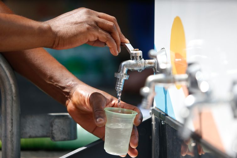 São Paulo SP, 21/09/2023,  Operação Altas Temperaturas, da prefeitura de São Paulo, na Praca da Republica, distribui agua e frutas para pessoas em situação de vulnerabilidade para amenizar o impacto do calor previsto para os próximos dias.
Foto Paulo Pinto/Agência Brasil