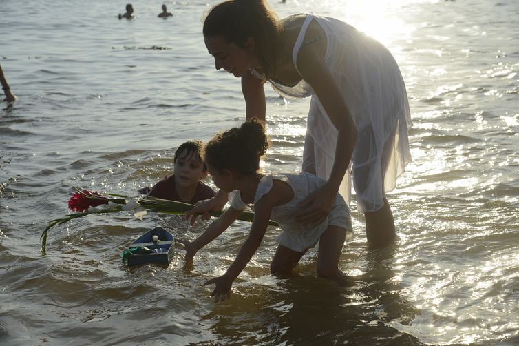 Dia de Iemanjá é comemorado na praia do Arpoador, na zona sul do Rio de Janeiro