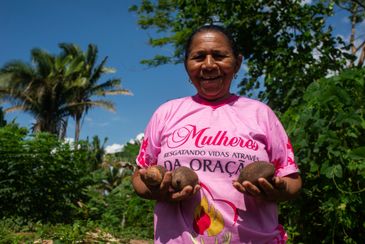 Tocantins 27/12/2023 Quebradeiras de babaçu no TO melhoram produção, mas convivem com ameaças.  Quebradeira, Maria do Socorro. Fotos Ingrid Barros.