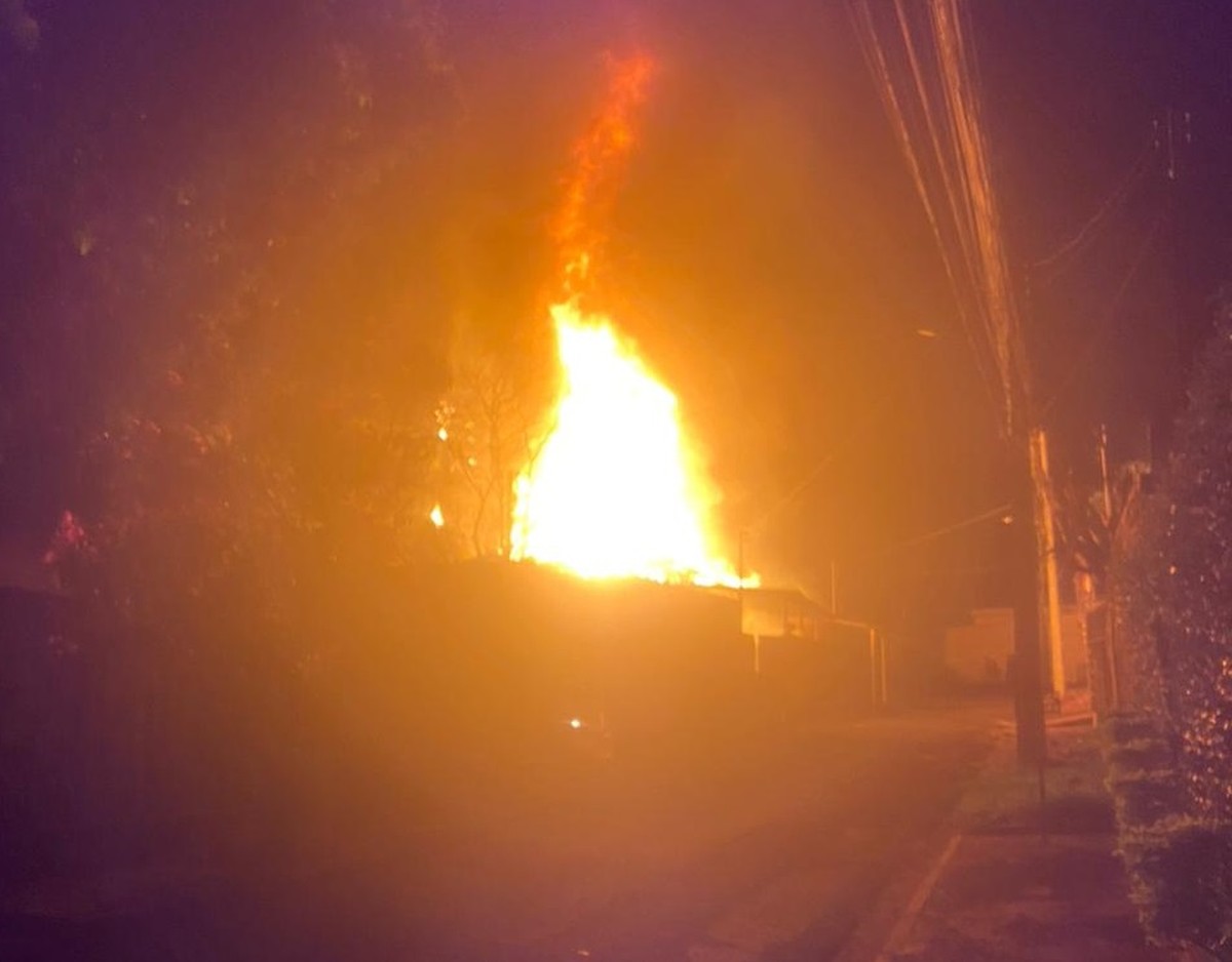 Incêndio destrói casa de madeira na Vila Luso, em Presidente Prudente