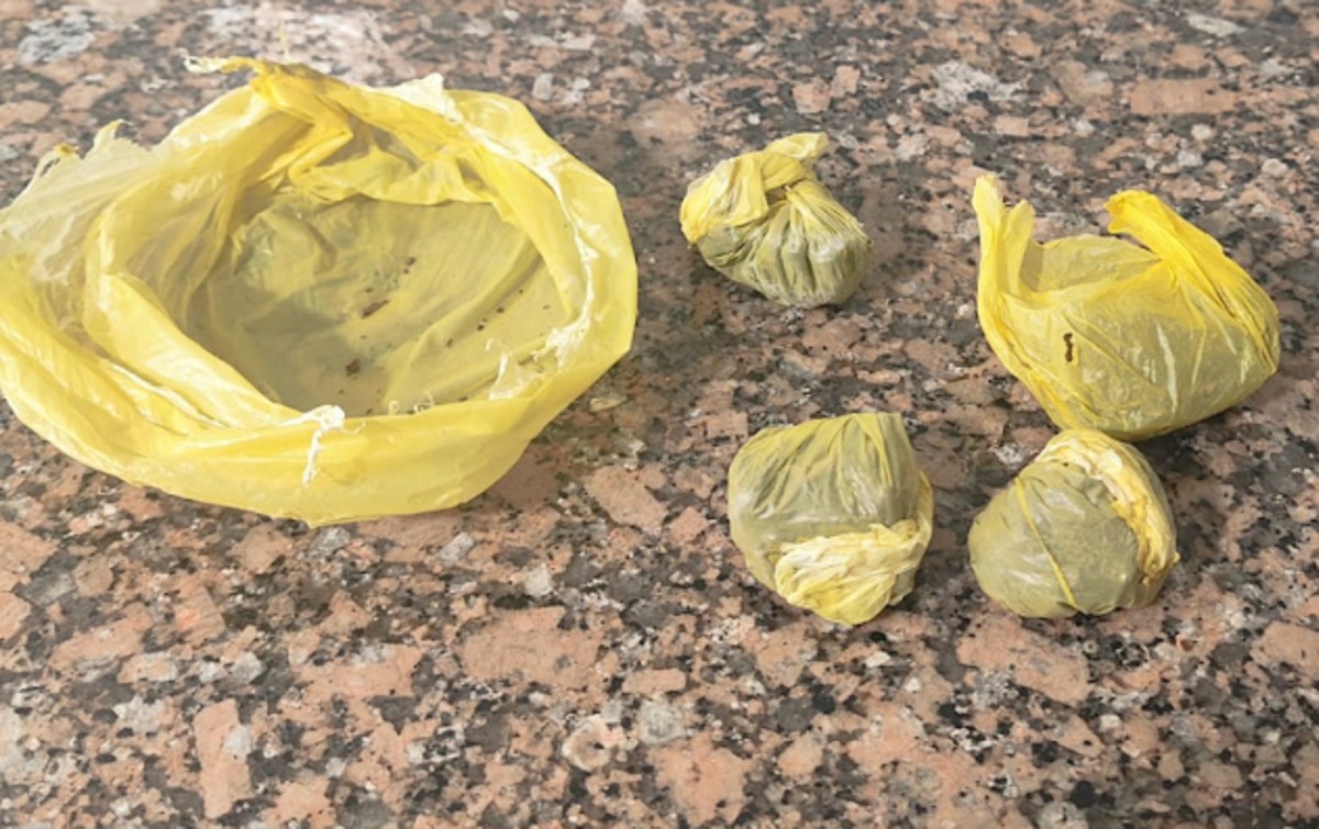 Passageiro de ônibus é preso após esconder porções de maconha embaixo de banco, em Piquerobi