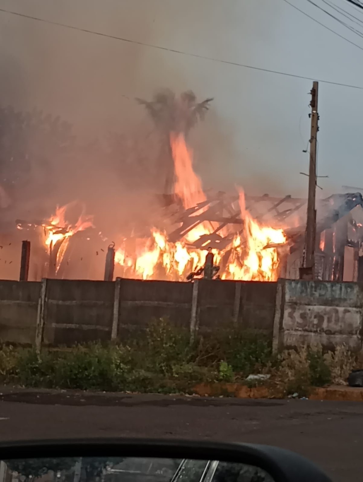 Incêndio destrói por completo residência de madeira em Parapuã