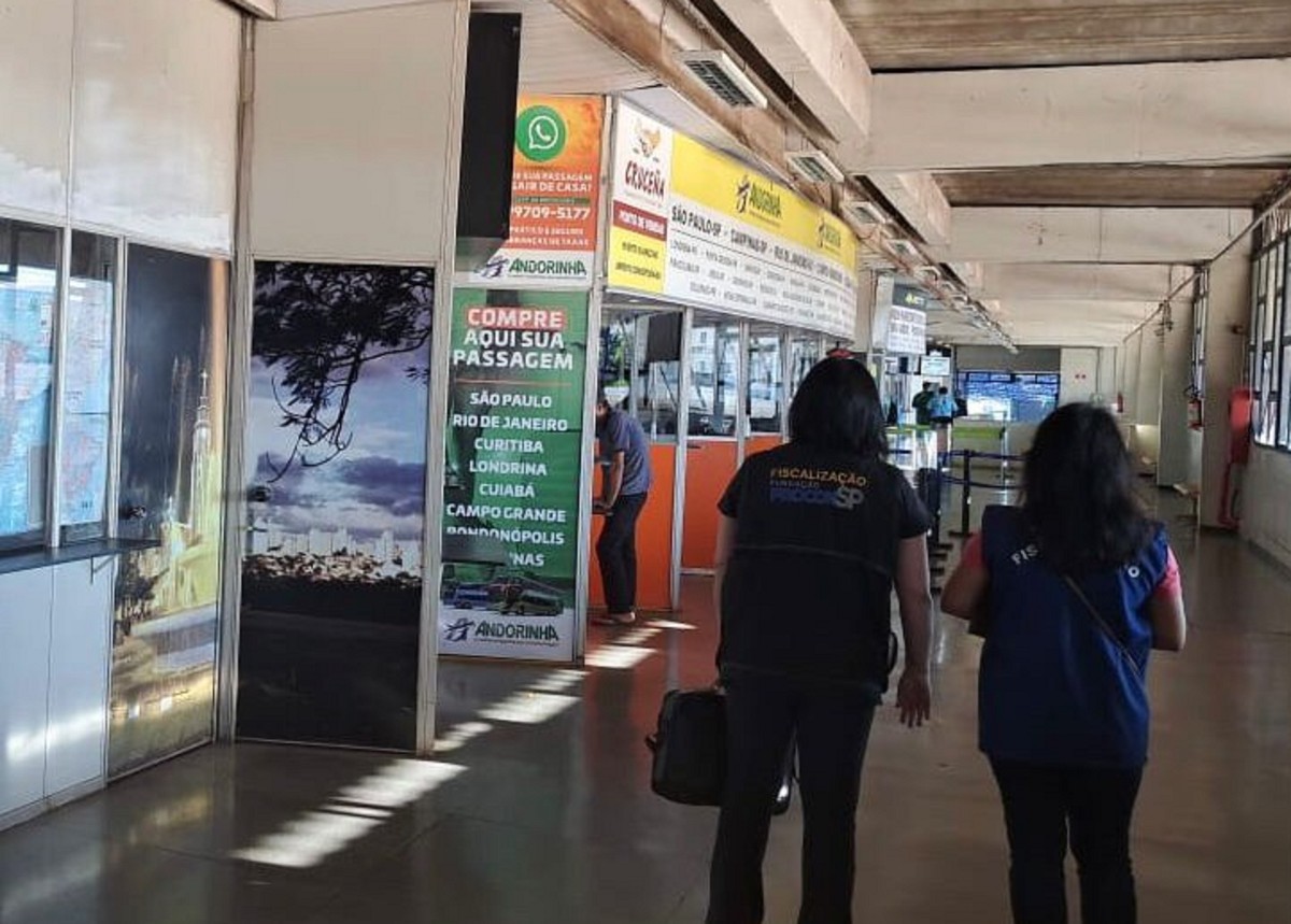 Procon autua 15 empresas de transporte por falta de informações visíveis ao consumidor na rodoviária e aeroporto de Presidente Prudente