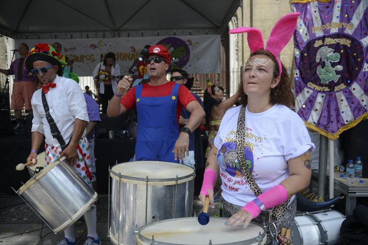 Rio de Janeiro - O bloco Dinossauros Nacionais toca no Largo de São Francisco, região  central (Fernando Frazão/Agência Brasil)