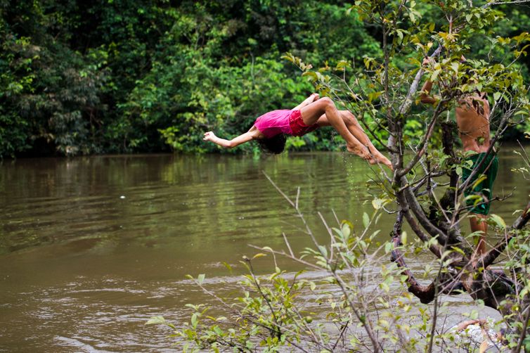Colniza, MT, Brasil 18/03/2016: Crianças brincam na comunidade de ribeirinhos de São Lourenço.  (Foto: Marcelo Camargo/Agência Brasil)