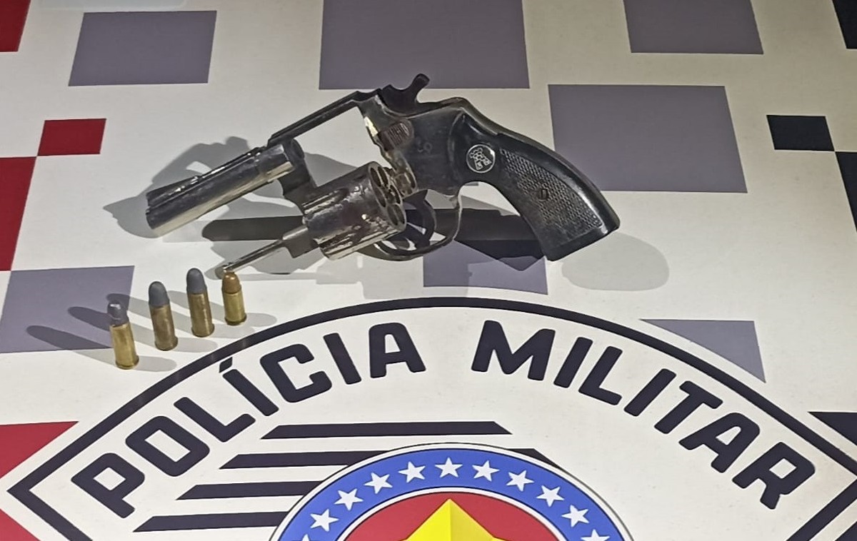 Homem tenta esconder arma de fogo no assoalho de veículo e acaba preso, em Osvaldo Cruz | Presidente Prudente e Região